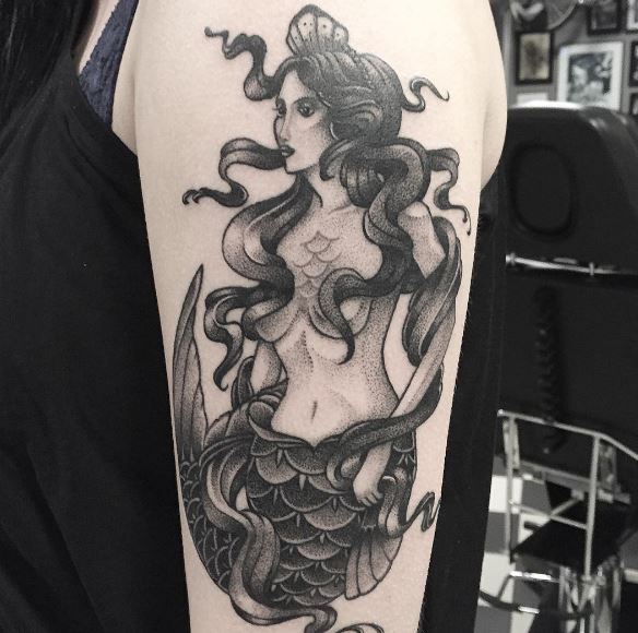 Tatuaje de sirena en el brazo 23
