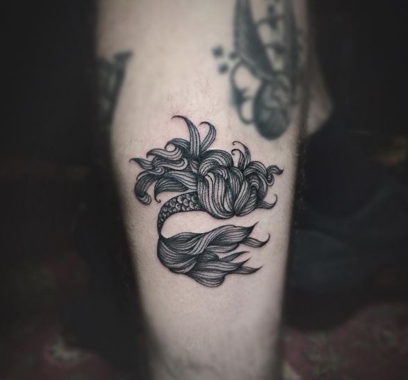 Tatuaje de sirena en el brazo 22