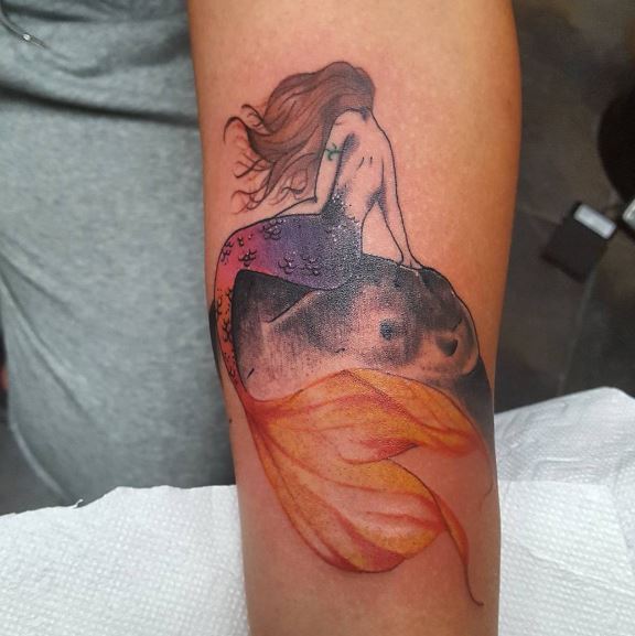 Tatuaje de sirena en el brazo 31