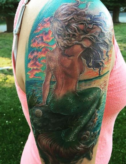 Tatuaje de sirena en el brazo 37