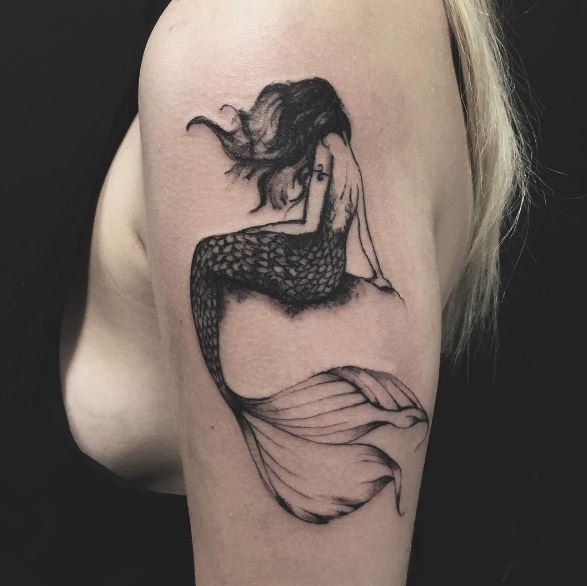 Tatuaje de sirena en el brazo 30