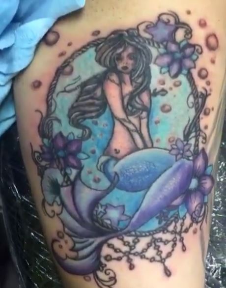 Tatuaje de sirena en el brazo 29