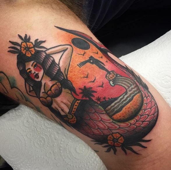 Tatuaje de sirena en el brazo 28