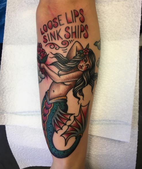 Tatuaje de sirena en el brazo 32