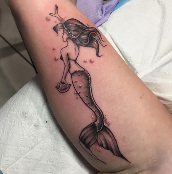 Tatuaje de sirena en el brazo 31