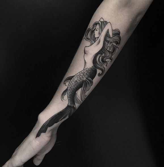 Tatuaje de sirena en el brazo 38