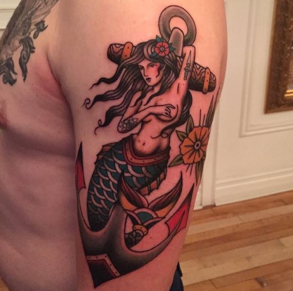 Tatuaje de sirena en el brazo 33