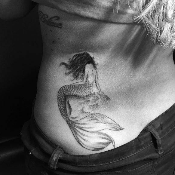 Tatuaje de sirena en el cuerpo 7