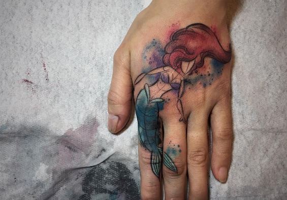 Tatuaje de sirena en la mano 1