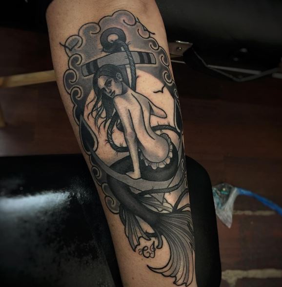 Tatuaje de sirena en la pierna 12
