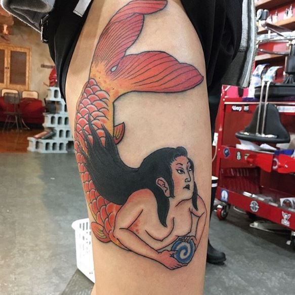 Tatuaje de sirena en la pierna 6