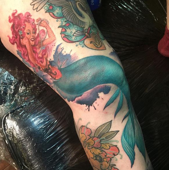Tatuaje de sirena en la pierna 10