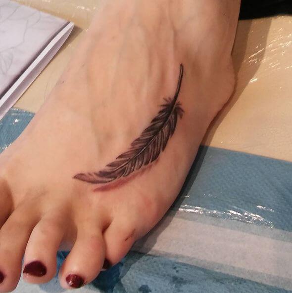 Tatuajes De Plumas En El Pie