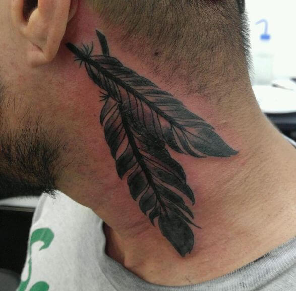 Tatuajes de plumas detrás de la oreja