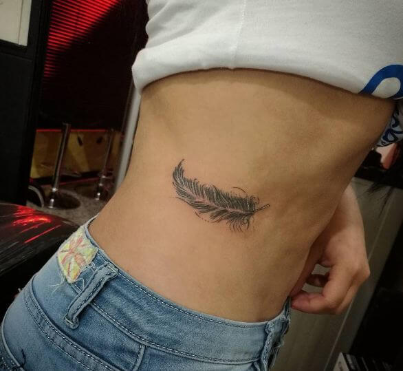 Tatuajes De Plumas En La Costilla