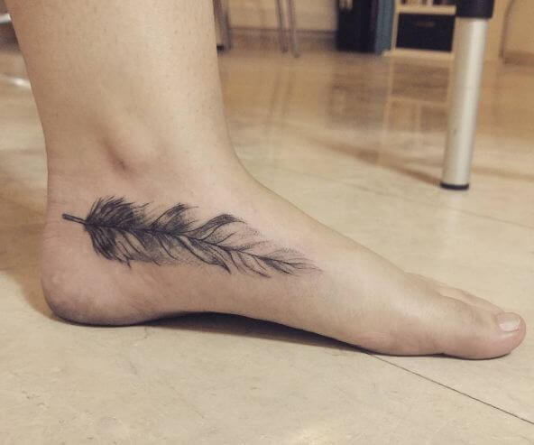 Tatuajes de plumas en el pie para niñas