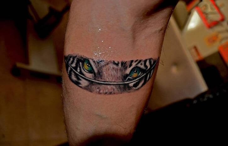 Tatuaje de ojo de tigre en la pluma