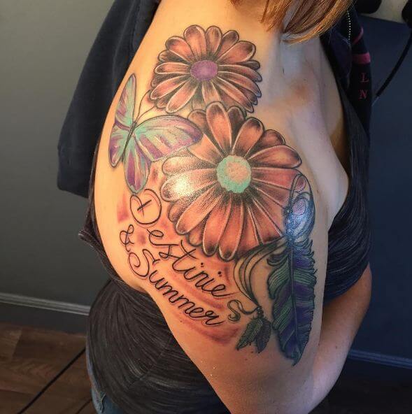 Tatuajes de flores con plumas en el hombro