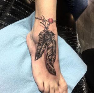 tatuaje de plumas nativas americanas