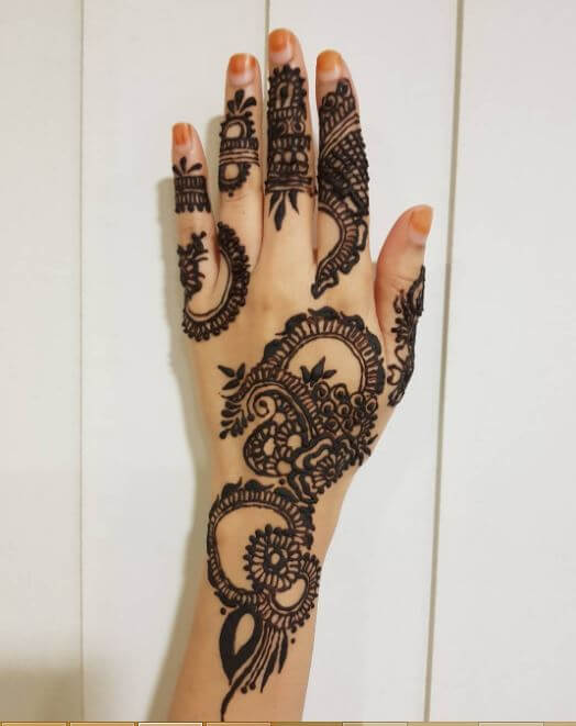 Diseños de Mehndi de mano trasera