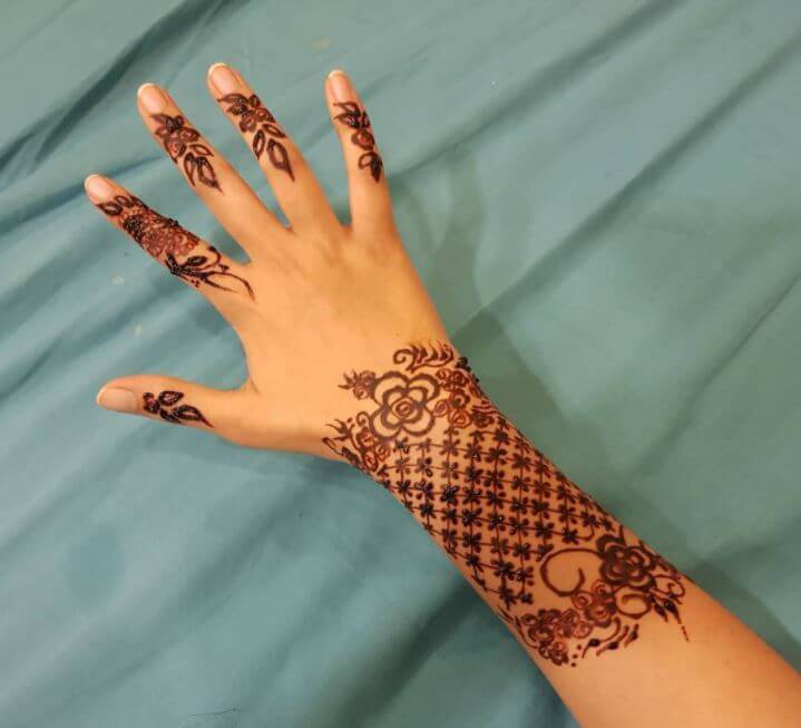 Diseños nupciales de Mehndi para la mano trasera