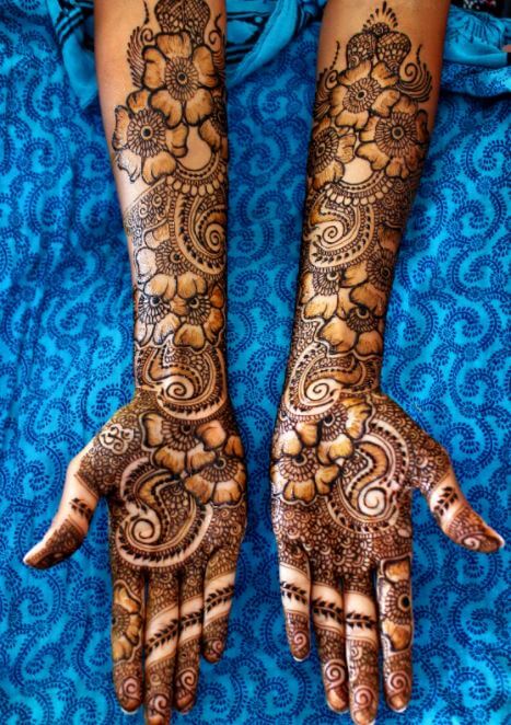 Diseños Mehndi de mano completa