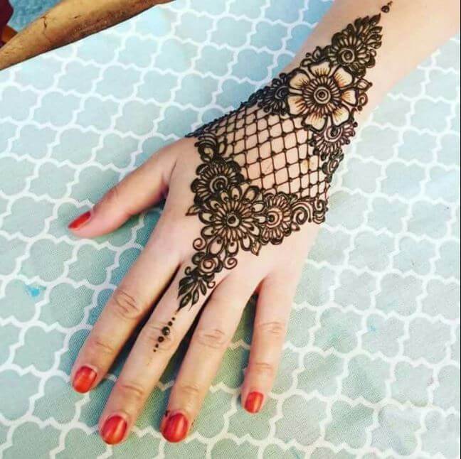 Últimos diseños de Mehndi para niñas 2018