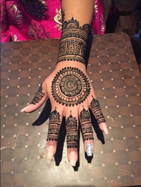 Últimos diseños de Mehndi para mano izquierda