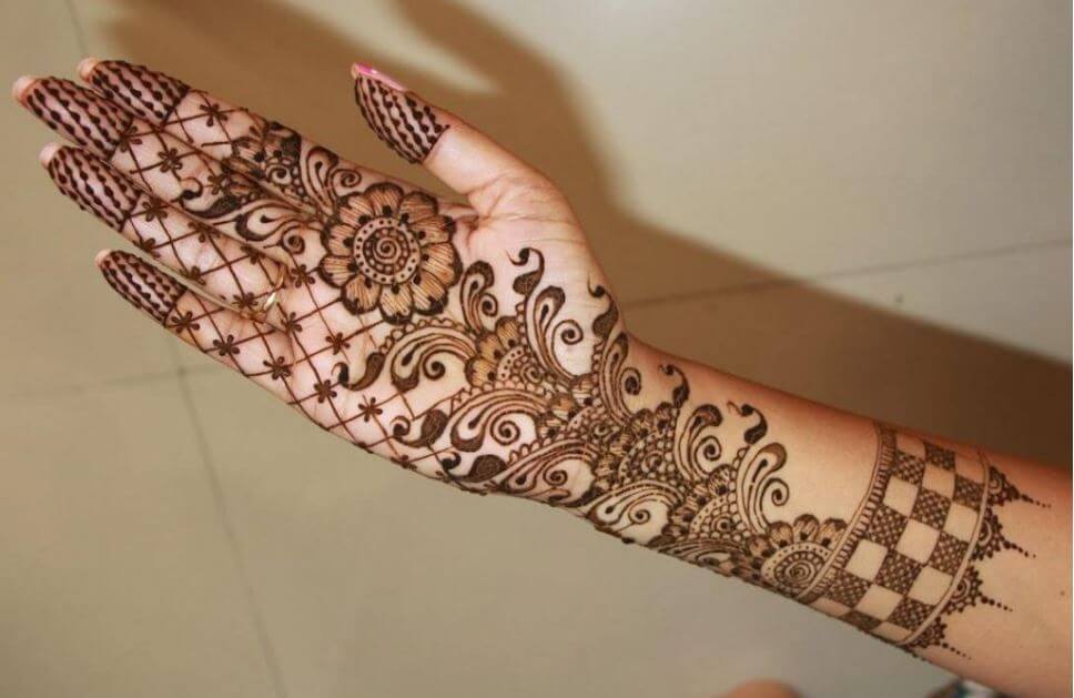 Diseños simples de Mehndi para manos llenas