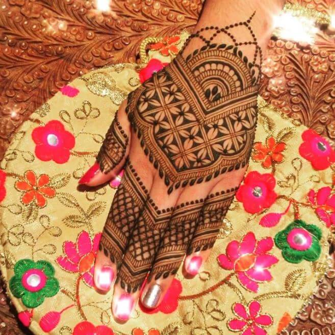 Diseños simples de Mehndi para manos traseras