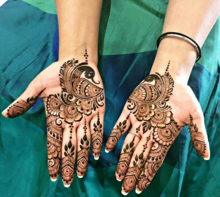 Diseños simples de Mehndi de pavo real para manos