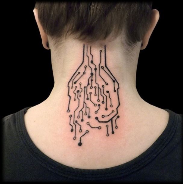 Impresionante tatuaje de tinta negra en el cuello del esquema electrónico