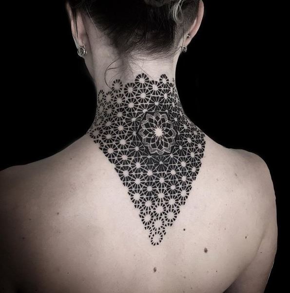 Impresionante tatuaje de mandala en el cuello para mujeres