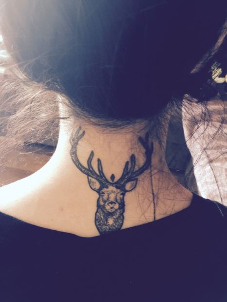 Increíble tatuaje de cuello de ciervo para mujeres
