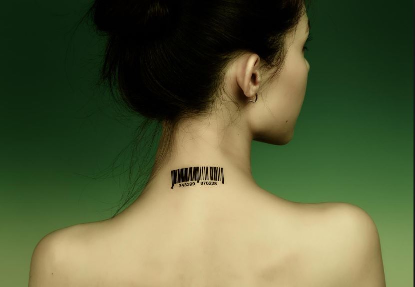 Tatuaje de código de barras negro en la espalda de una niña