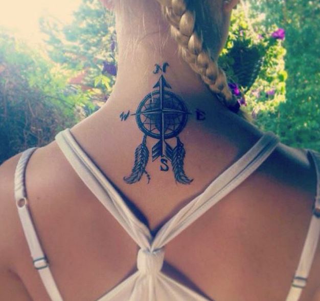 Diseño de tatuajes de brújula en la espalda