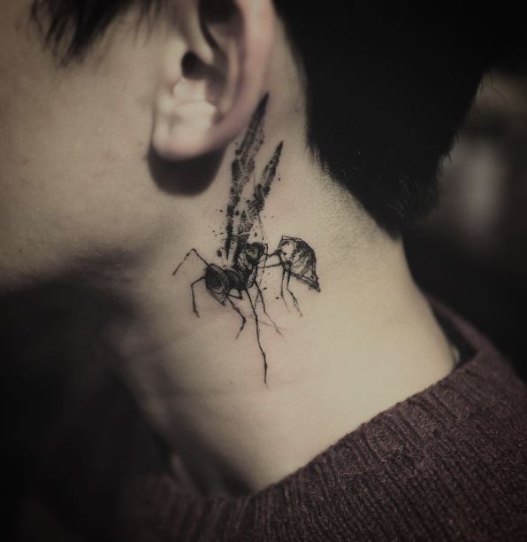 Tatuaje de avispa en el cuello