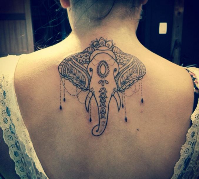Ideas lindas e impresionantes del tatuaje del cuello del elefante