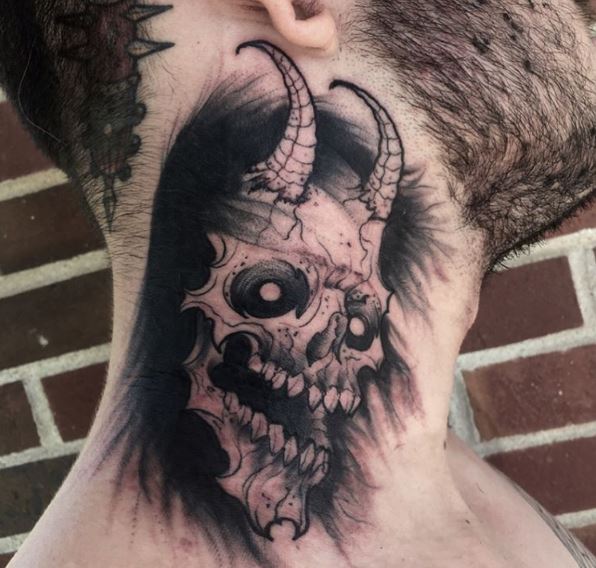 Diseños e ideas de tatuajes en el cuello del diablo para hombres