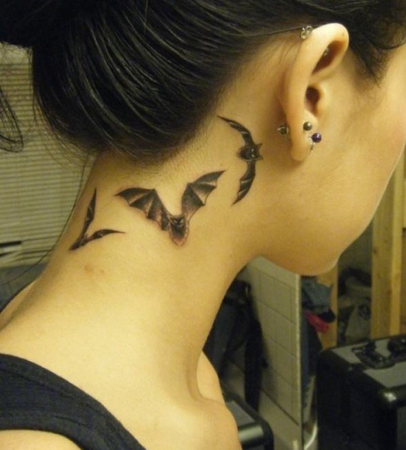 Tatuaje en el cuello, lindo murciélago