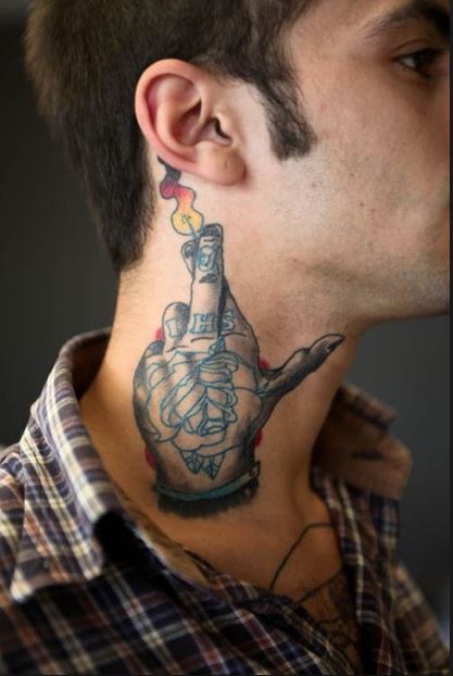 Diseño de tatuaje de mano para hombres en el cuello