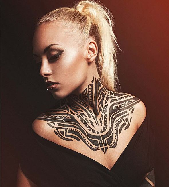 Tatuajes Femeninos En El Cuello