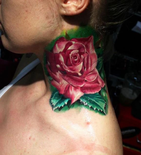 Tatuajes De Rosas Rojas En El Cuello