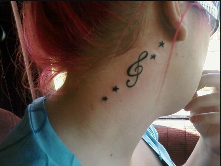 Diseño de tatuaje de música y estrella en el cuello