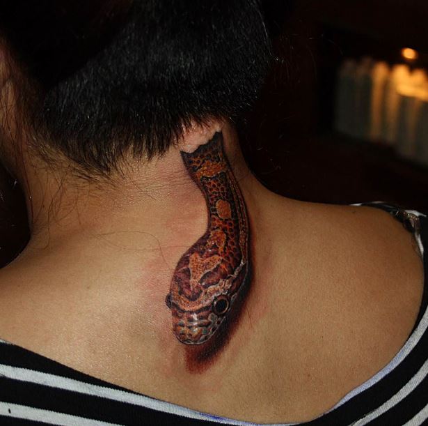 Diseño de tatuaje de cuello de serpiente real