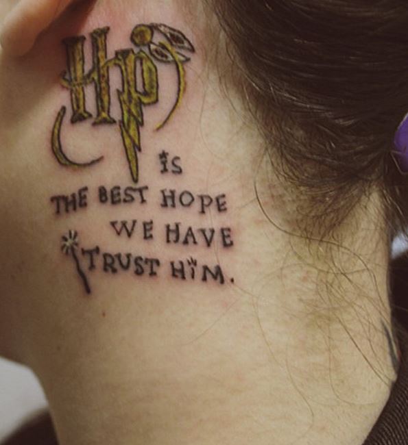 Tatuaje de Harry Potter en el cuello