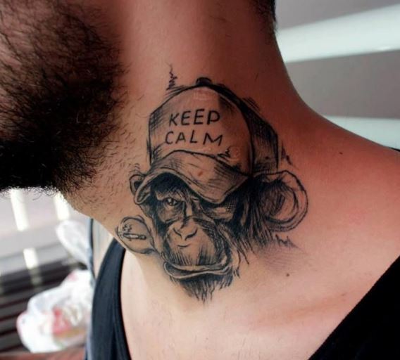 Diseño de tatuajes de mono en el cuello