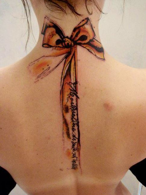Tatuaje de cinta en el cuello