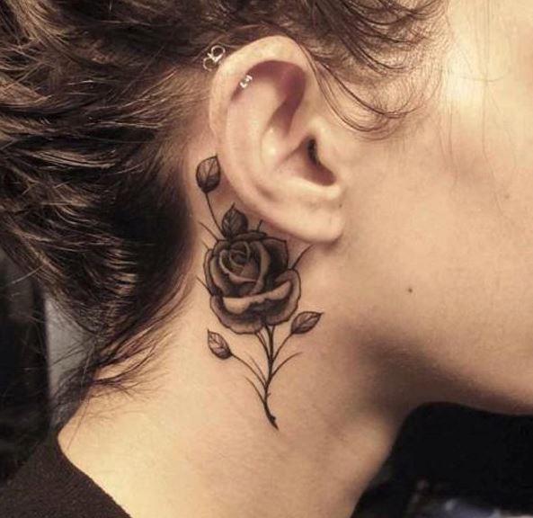 Tatuaje en el cuello, pequeña rosa blanca y negra