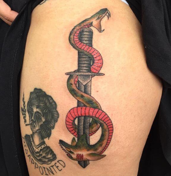 Hermosos tatuajes de serpientes y dagas